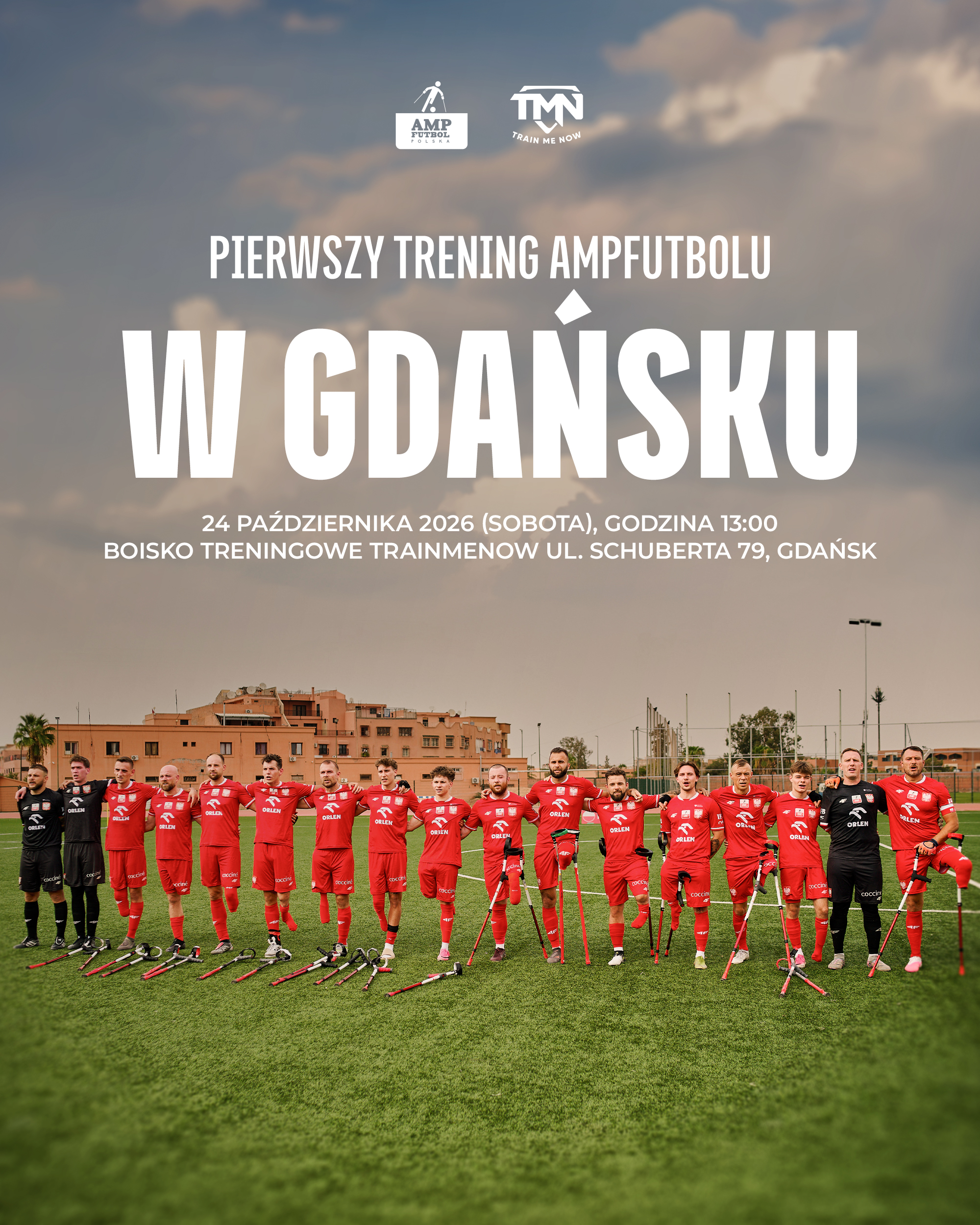 plakat w formie zdjęcia przedstawiającego zdjęcie zespołowe gotowej do gry drużyny amp futbolu w strojach sportowych w kolorze czerwonym, na górze wyróżniony napis "pierwszy trening ampfutbolu w Gdańsku"